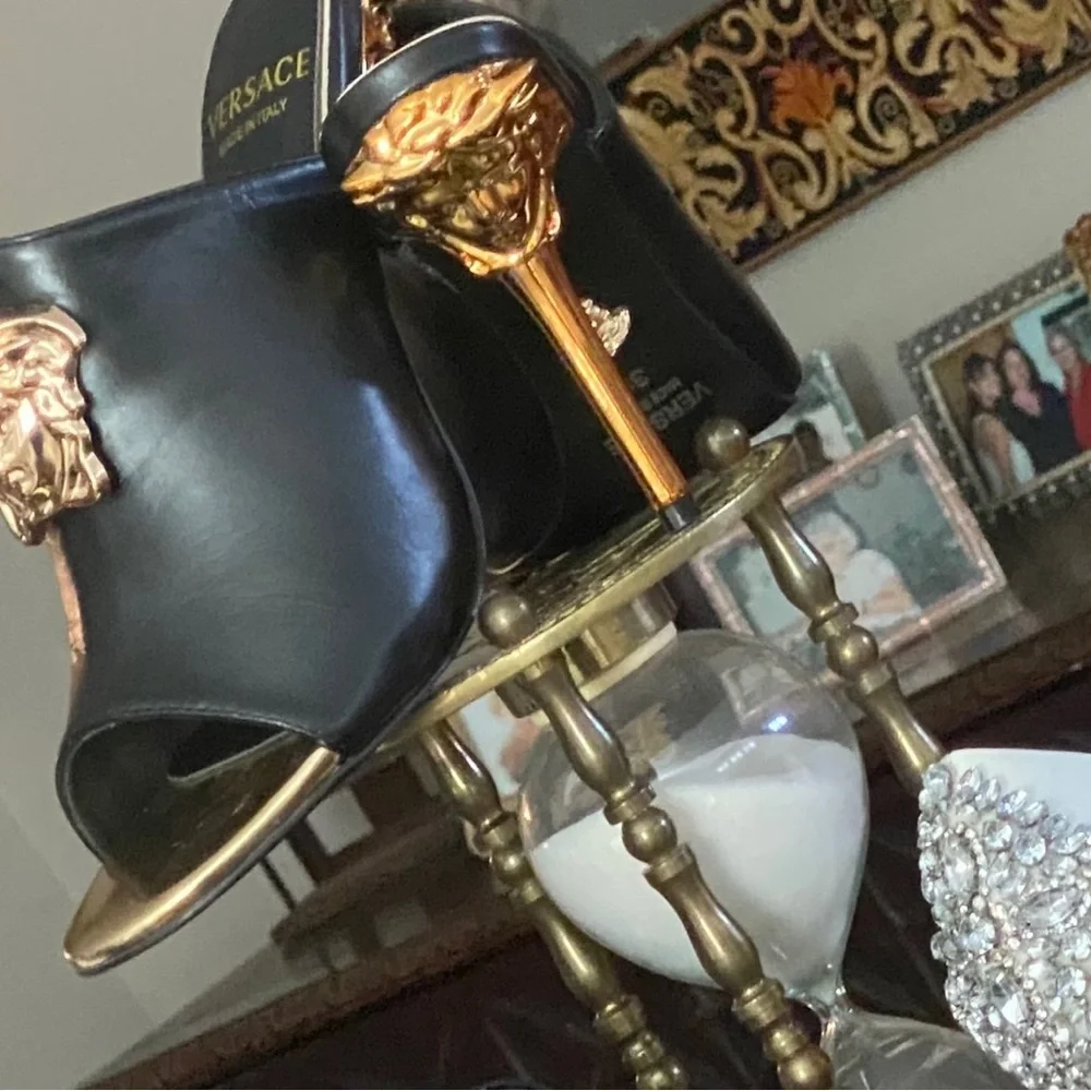 🌹VERSACE SOFT BLACK LEATHER HEELS w/ FAB GOLD HEELS ~ NEW & NEVER WORN - Picture 6 of 8